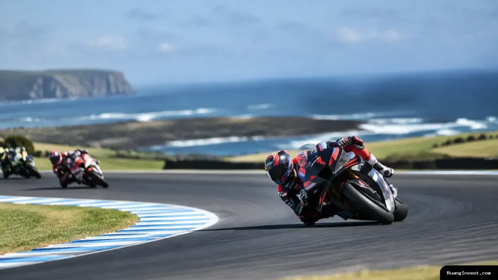 Tiga pebalap MotoGP melaju di tikungan Sirkuit Phillip Island